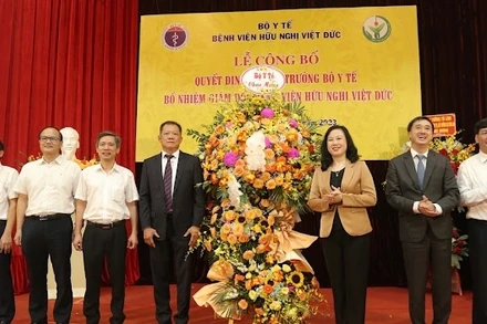 Bộ trưởng Y tế Đào Hồng Lan cùng lãnh đạo Bộ Y tế tặng hoa chúc mừng tân Giám đốc Bệnh viện Hữu nghị Việt Đức.