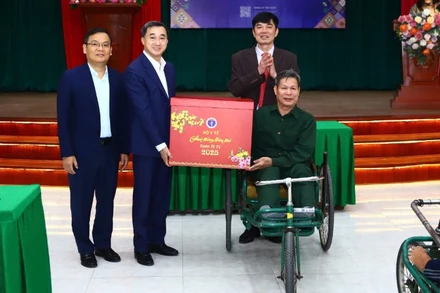 Thứ trưởng Bộ Y tế Trần Văn Thuấn trao quà tặng các thương binh, bệnh binh.