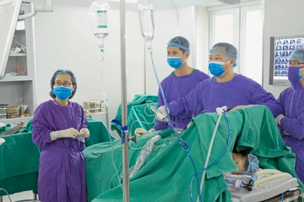 Các bác sĩ đang thực hiện ca phẫu thuật.