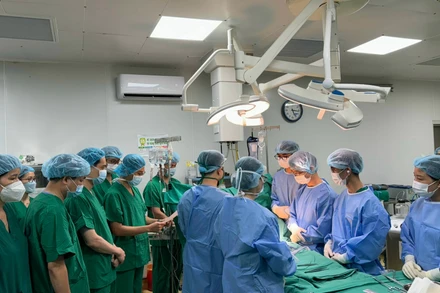 Các bác sĩ đang làm thủ tục, chuẩn bị thực hiện ca lấy tạng.