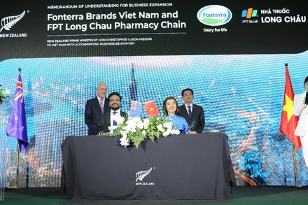 Lễ ký kết hợp tác chiến lược FPT Long Châu và Anlene.