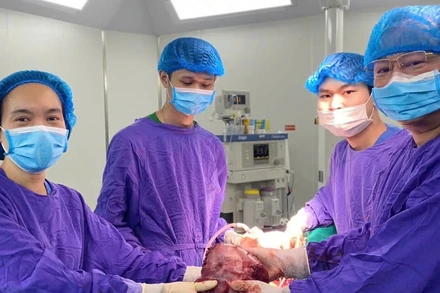 Kíp phẫu thuật cắt bỏ thành công khối u.