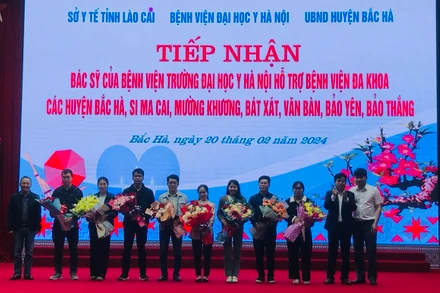 Giám đốc Bệnh viện Đại học Y Hà Nội trao quyết định phân công các bác sĩ về hỗ trợ các huyện trên đại bàn tỉnh Lào Cai