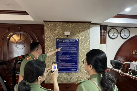 Giám sát việc quy định cấm hút thuốc tại khách sạn Ngọc Chi.