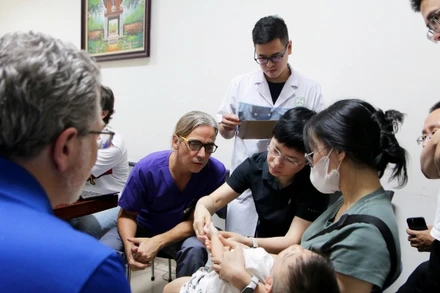 Các chuyên gia quốc tế cùng tham gia khám, hội chẩn cùng các bác sĩ Bệnh viện đa khoa Xanh Pôn.