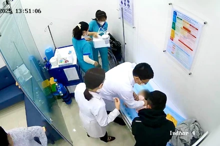 Đội ngũ y, bác sĩ tại Trung tâm tiêm chủng FPT Long Châu Quảng Nam đang cấp cứu cho bé 15 tháng tuổi bị co giật, sốt cao.