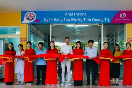 Cắt băng khai trương Ngân hàng sữa mẹ vệ tinh tại Bệnh viện đa khoa tỉnh Quảng Trị