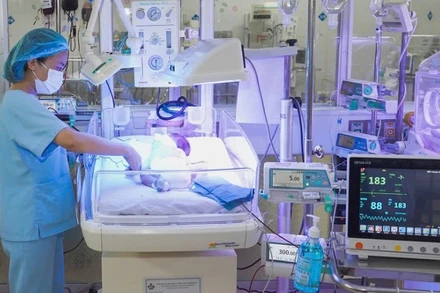 Các bệnh viện trên địa bàn thành phố Vinh (Nghệ An) đang không ngừng phấn đấu trở thành bệnh viện vùng. Trong ảnh: theo dõi trẻ sơ sinh tại khoa Hồi sức Cấp cứu Sơ sinh, Bệnh viện Sản Nhi Nghệ An.