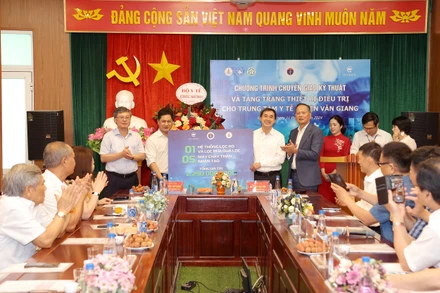 Lãnh đạo Bộ Y tế và Tập đoàn Ecopark trao hệ thống lọc RO và máy chạy thận nhân tạo cho đại diện Trung tâm Y tế huyện Văn Giang