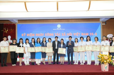 Lãnh đạo Bệnh viện Bạch Mai trao tặng giấy khen cho các cán bộ làm công tác xã hội tiêu biểu.