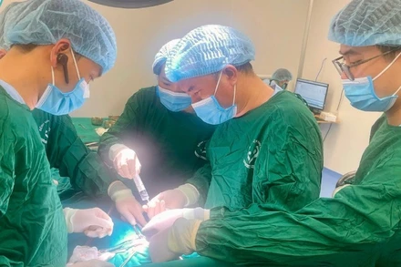 Các bác sĩ đang thực hiện ca mổ.