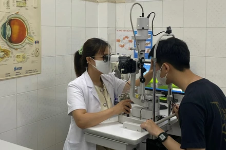 Các bác sĩ Bệnh viện Mắt Trung ương khám sàng lọc bệnh đau mắt đỏ.