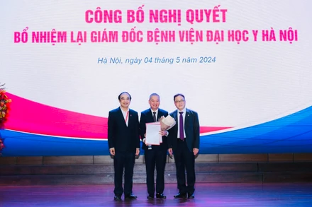 Lãnh đạo Trường đại học Y Hà Nội trao Nghị quyết, Quyết định bổ nhiệm lại Giám đốc Bệnh viện Đại học Y Hà Nội nhiệm kỳ 2024 -2029 cho PGS,TS Nguyễn Lân Hiếu.