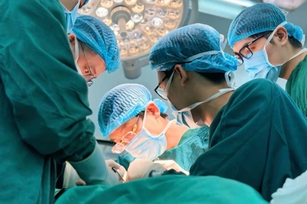 Các bác sĩ Bệnh viện Bệnh nhiệt đới Trung ương thực hiện ca vi phẫu cho người bệnh.
