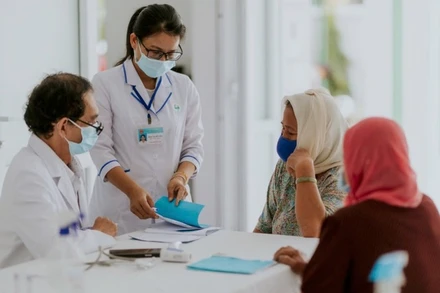 Khám bệnh và tư vấn sức khỏe cho người dân tại trạm y tế xã Mỹ Chánh, huyện Châu Thành, Trà Vinh.