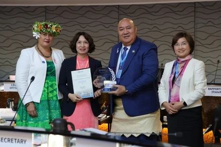 PGS, TS Nguyễn Thị Liên Hương, Thứ trưởng Y tế (thứ 2 từ trái qua phải) nhận giấy chứng nhận và bảng vinh danh Việt Nam loại trừ thành công bệnh mắt hột.