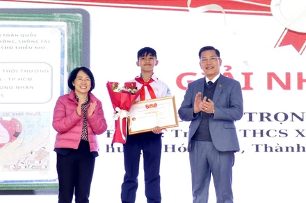 Trao giải Nhất cá nhân cuộc thi Tìm hiểu kiến thức về phòng, chống tác hại của thuốc lá dành cho thiếu nhi năm 2023.