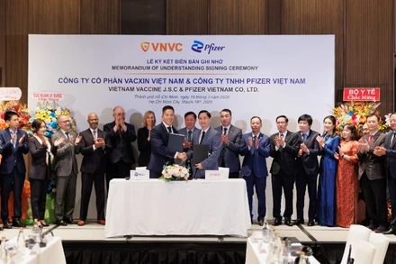 Đại diện Công ty TNHH Pfizer Việt Nam và Công ty Cổ phần Vaccine Việt Nam ký kết biên bản ghi nhớ