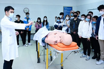 Một buổi học trên mô hình của sinh viên Trường đại học Y Hà Nội.