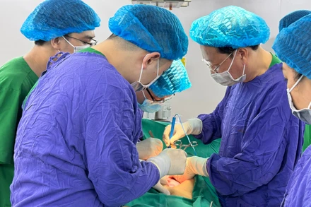 Các bác sĩ Bệnh viện Ung bướu Hà Nội đang thực hiện ca phẫu thuật.