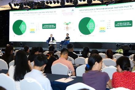 Các chuyên gia y tế tham gia thảo luận tại hội thảo.