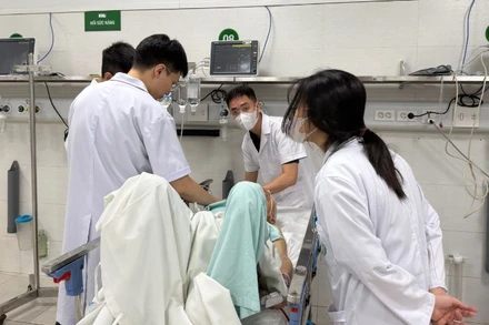 Cấp cứu cho người bệnh tại Bệnh viện Hữu nghị Việt Đức.