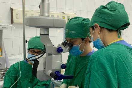 Phó Giáo sư, Tiến sĩ Lê Xuân Cung và kíp phẫu thuật đang thực hiện ca ghép giác mạc.