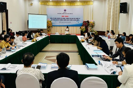 Các đại biểu tham gia hội thảo chia sẻ kinh nghiệm về phòng, chống tác hại của thuốc lá.