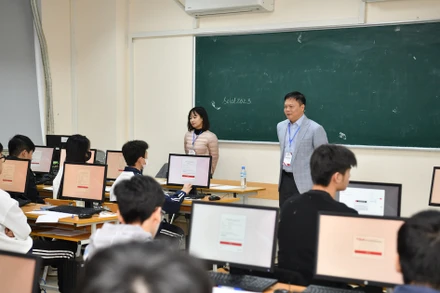 Phó Giám đốc Đại học Bách khoa Hà Nội Nguyễn Phong Điền và thí sinh tham dự Đánh giá tư duy đợt 1 (Ảnh: HUST)
