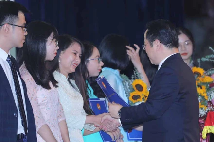 Giám đốc Sở Giáo dục và Đào tạo Hà Nội Trần Thế Cương trao quyết định trúng tuyển cho các viên chức (Ảnh: Sở Giáo dục và Đào tạo Hà Nội)