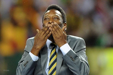 "Vua bóng đá" Pele tới xem trận bán kết giải Vô địch các quốc gia châu Phi (CAN 2012) giữa Mali và Côte d’Ivoire ở Libreville, Gabon ngày 8/2/2012. (Ảnh: AFP/TTXVN)