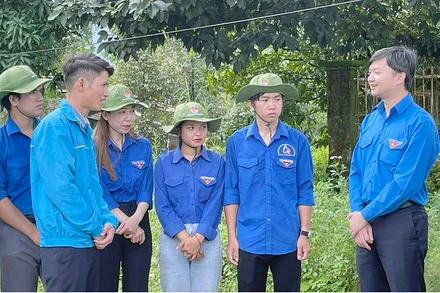 Bí thư Trung ương Đoàn Nguyễn Minh Triết (phải), trò chuyện và động viên các sinh viên tình nguyện Mùa hè xanh.