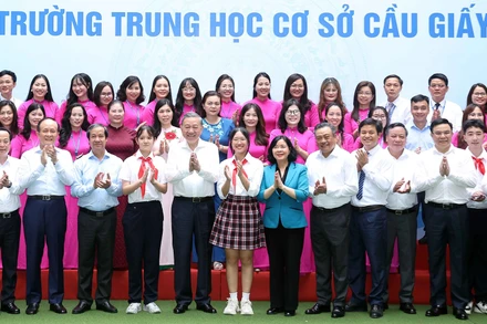 Tổng Bí thư Tô Lâm và đại biểu với cán bộ, giáo viên, học sinh Trường THCS Cầu Giấy, quận Cầu Giấy. 