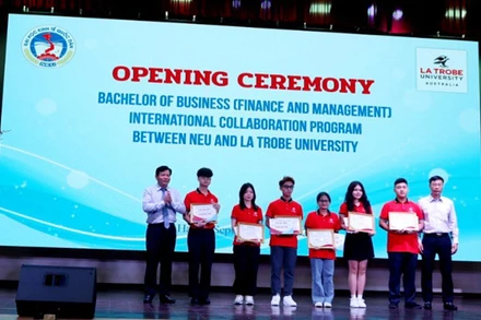 Trao học bổng cho các tân sinh viên có kết quả cao trong đầu vào tuyển sinh.