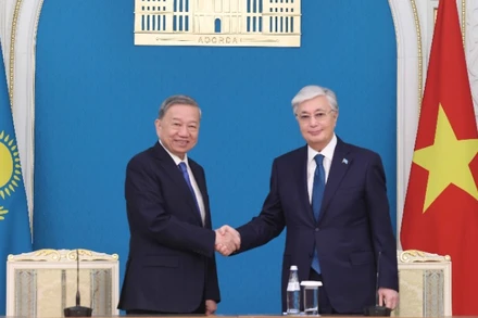 Tổng Bí thư Tô Lâm và Tổng thống Kassym-Jomart Tokayev thông qua Tuyên bố chung về thiết lập quan hệ Đối tác chiến lược Việt Nam-Kazakhstan. (Ảnh: TTXVN) 