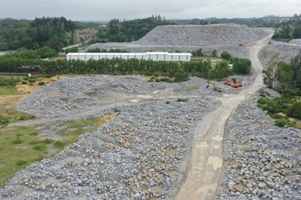 Bãi chứa trong dự án Khu tổ hợp Kho bãi nhà xưởng, văn phòng cho thuê của Công ty cổ phần Đầu tư ICD Dung Quất. Cùng việc hỗ trợ nhà đầu tư hoạt động, tỉnh Quảng Ngãi kiên quyết xử lý các bãi chứa trái phép, bảo đảm trật tự kỷ cương trong quản lý tài nguyên, khoáng sản.