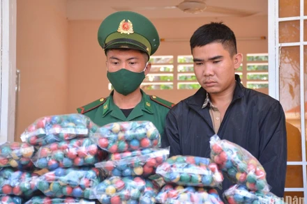 Đối tượng Hồ Trọng Hữu cùng tang vật bị lực lượng chức năng bắt giữ. 