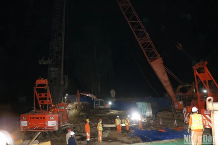 Rạng sáng 20/1, bé Hạo Nam được lực lượng cứu nạn, cứu hộ đưa ra khỏi trụ bê-tông.