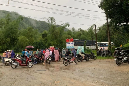 Hiện trường vụ tai nạn làm 3 người trong một gia đình đi trên xe máy tử vong tại chỗ.