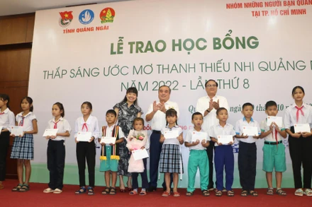 Học sinh nghèo vượt khó, học tốt nhận học bổng từ chương trình “Thắp sáng ước mơ thanh thiếu nhi Quảng Ngãi”.