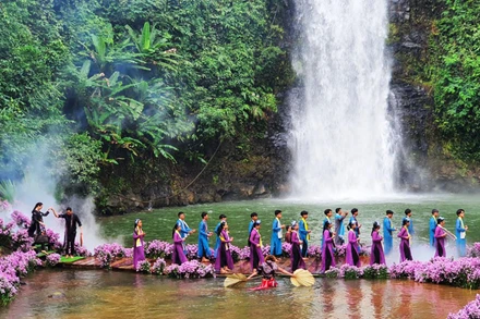 Sặc sỡ sắc màu thời trang tại thác Pa Sỹ hùng vĩ.