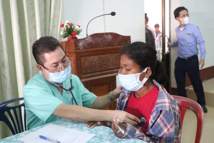 Bác sĩ Bệnh viện Chợ Rẫy-Phnom Penh khám bệnh cho người nghèo ở Koh Kong. (Ảnh: NGUYỄN HIỆP)
