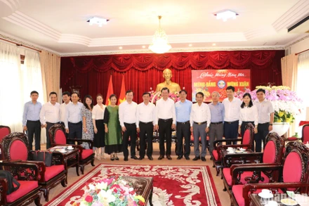 Lãnh đạo hai tỉnh Đồng Nai và Nghệ An chụp ảnh lưu niệm.