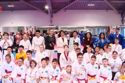 Phu nhân Tổng Bí thư Ngô Phương Ly thăm nơi đào tạo các vận động khuyết tật ở Kazakhstan. (Ảnh: VTV)