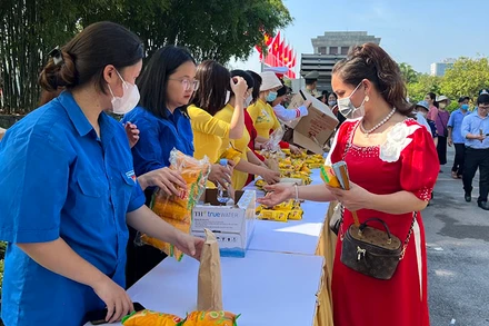 Sở Du lịch Hà Nội tặng quà cho khách đến viếng Lăng Chủ tịch Hồ Chí Minh.