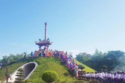 Đất thiêng Thành cổ day dứt lòng người ở lại 