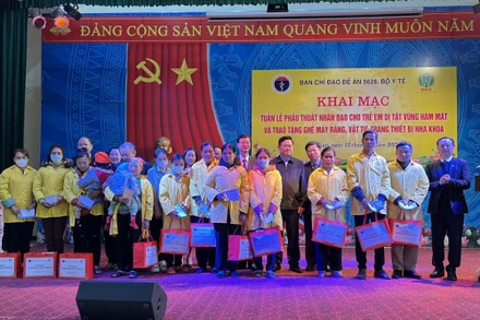 Tặng quà cho gia đình các cháu được phẫu thuật lần này. 