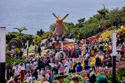 Du khách tham quan đỉnh Núi Bà Đen, Tây Ninh.