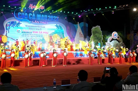 Khai mạc “Ngày hội Cua Cà Mau lần thứ I năm 2022”, tại Quảng trường Thanh niên, phường 5, thành phố Cà Mau tối 23/12.