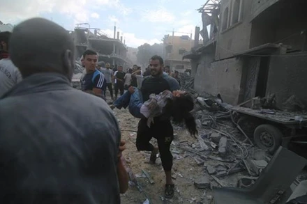 Chuyển một em nhỏ bị thương sau loạt không kích của Israel xuống thành phố Rafah, Dải Gaza ngày 17/10. (Ảnh: THX/TTXVN)